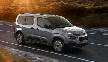 Vista lateral del Citroën Berlingo mostrando su diseño funcional y robusto.