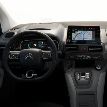 Vista del panel de instrumentos y sistema de infotainment del Citroën Berlingo.