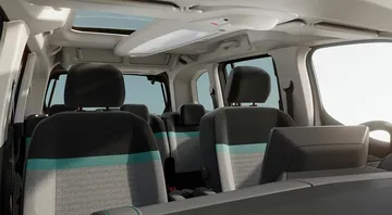Vista del habitáculo del Berlingo mostrando distribución y tapicería de asientos.