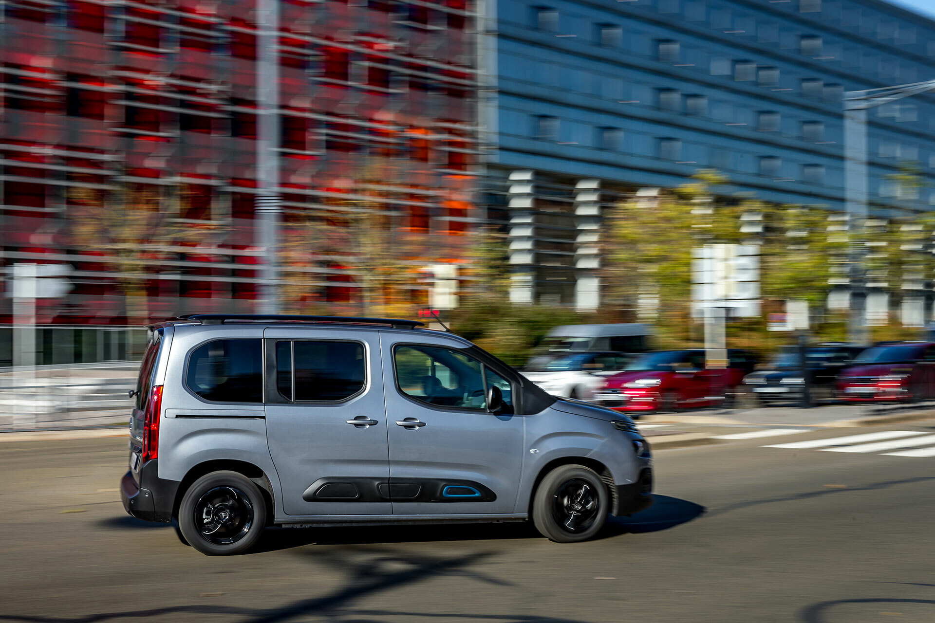 Vista lateral del Citroën Berlingo en movimiento por la ciudad.