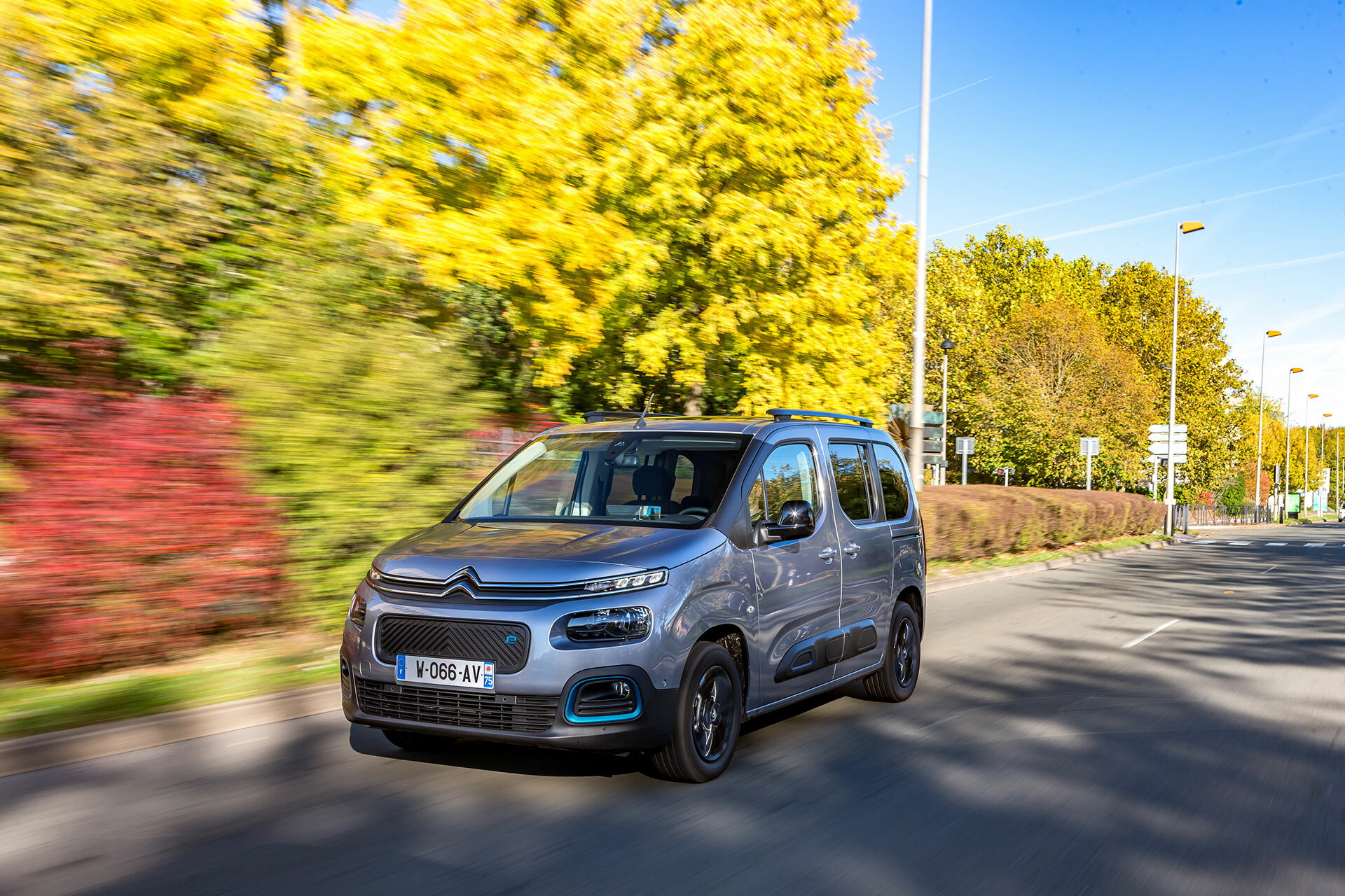 Vista dinámica del Citroën Berlingo en movimiento, perfil lateral.