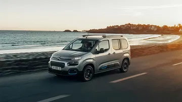 Vista lateral del Citroën Berlingo junto al mar, destacando su diseño práctico y funcional.