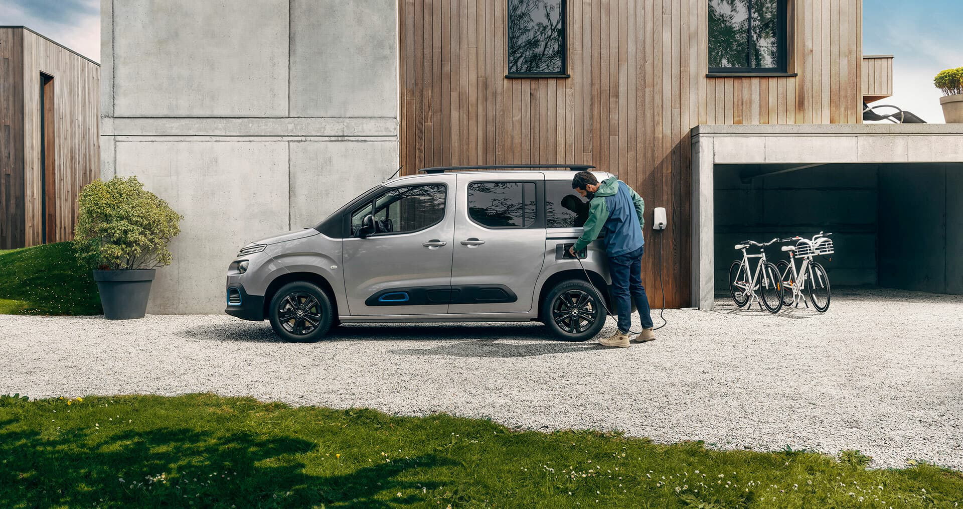 Vista lateral del Citroën Berlingo mostrando su diseño robusto y funcional.