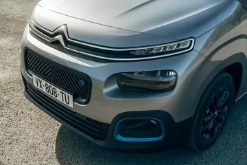 Vista frontal del Citroën Berlingo destacando su parrilla y faros