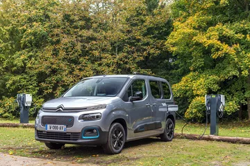Vista lateral del Citroën Berlingo, destacando su diseño funcional.