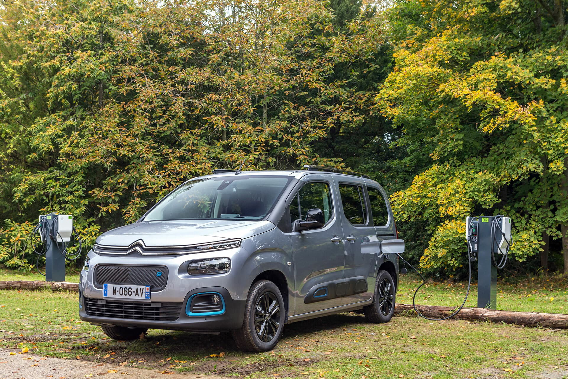 Vista lateral del Citroën Berlingo, destacando su diseño funcional.