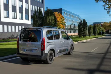 Vista trasera y lateral del Citroën Berlingo rodando en entorno urbano