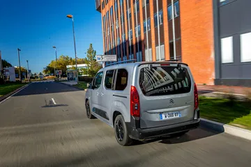 Citroën Berlingo vista trasera y lateral en entorno urbano.