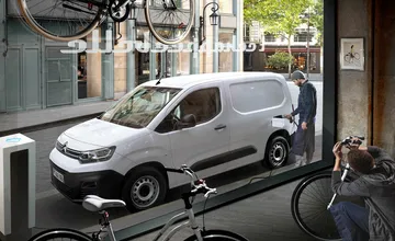 Vista lateral de un Citroën Berlingo estacionado en la calle, mostrando su diseño práctico.
