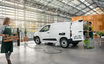 Citroën ë-Berlingo en proceso de carga, destacando su funcionalidad.
