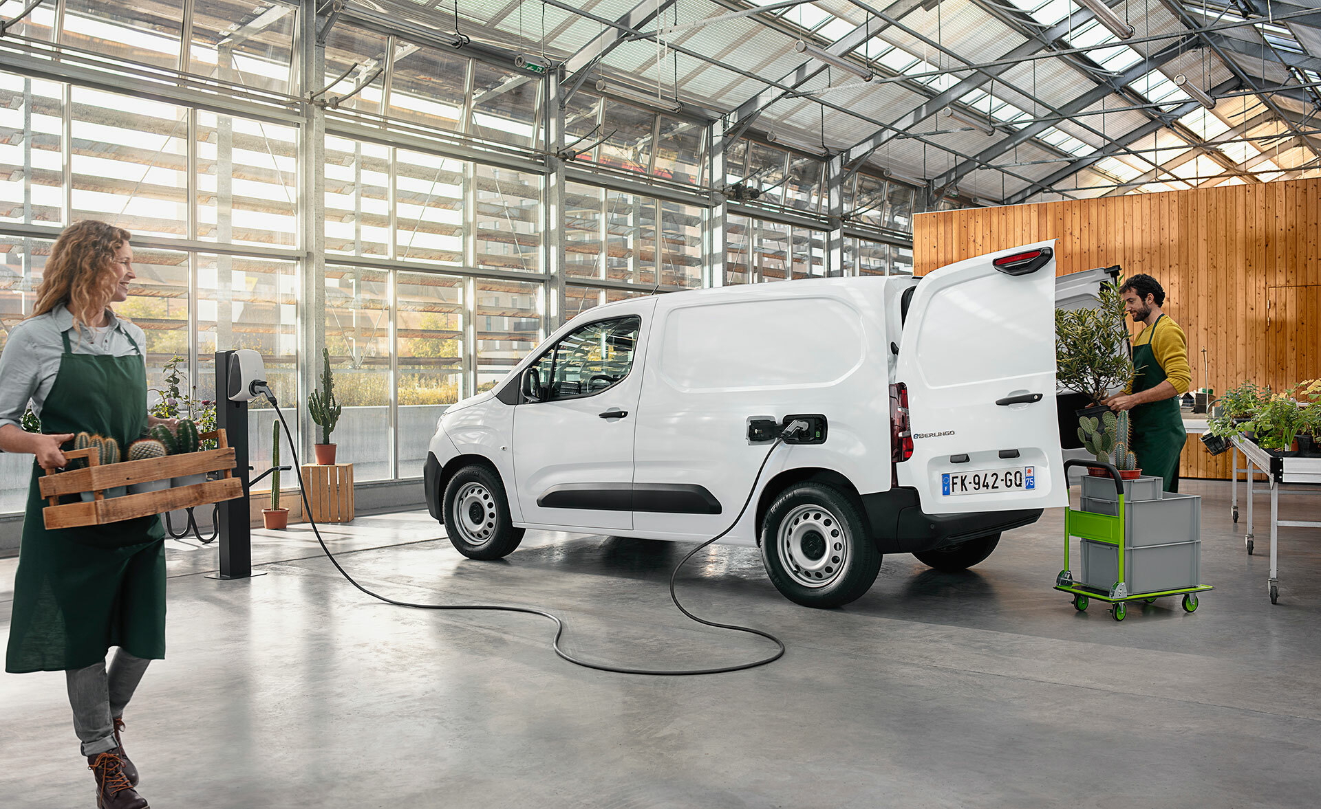 Citroën ë-Berlingo en proceso de carga, destacando su funcionalidad.