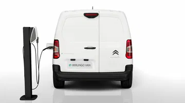 Vista trasera del ë-Berlingo mientras se carga en una estación de carga.