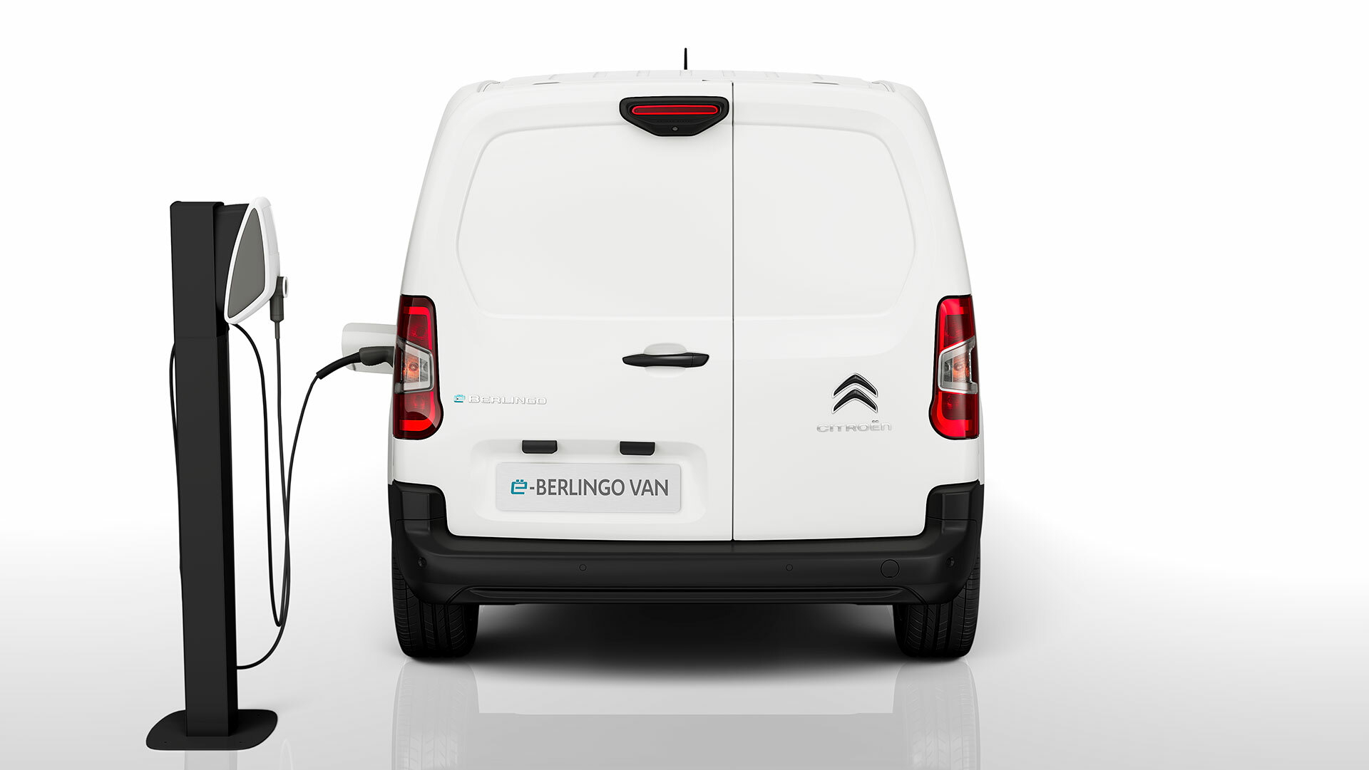 Vista trasera del ë-Berlingo mientras se carga en una estación de carga.