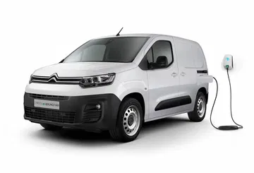 Citroën ë-Berlingo conectado a punto de carga, vista delantera y lateral.