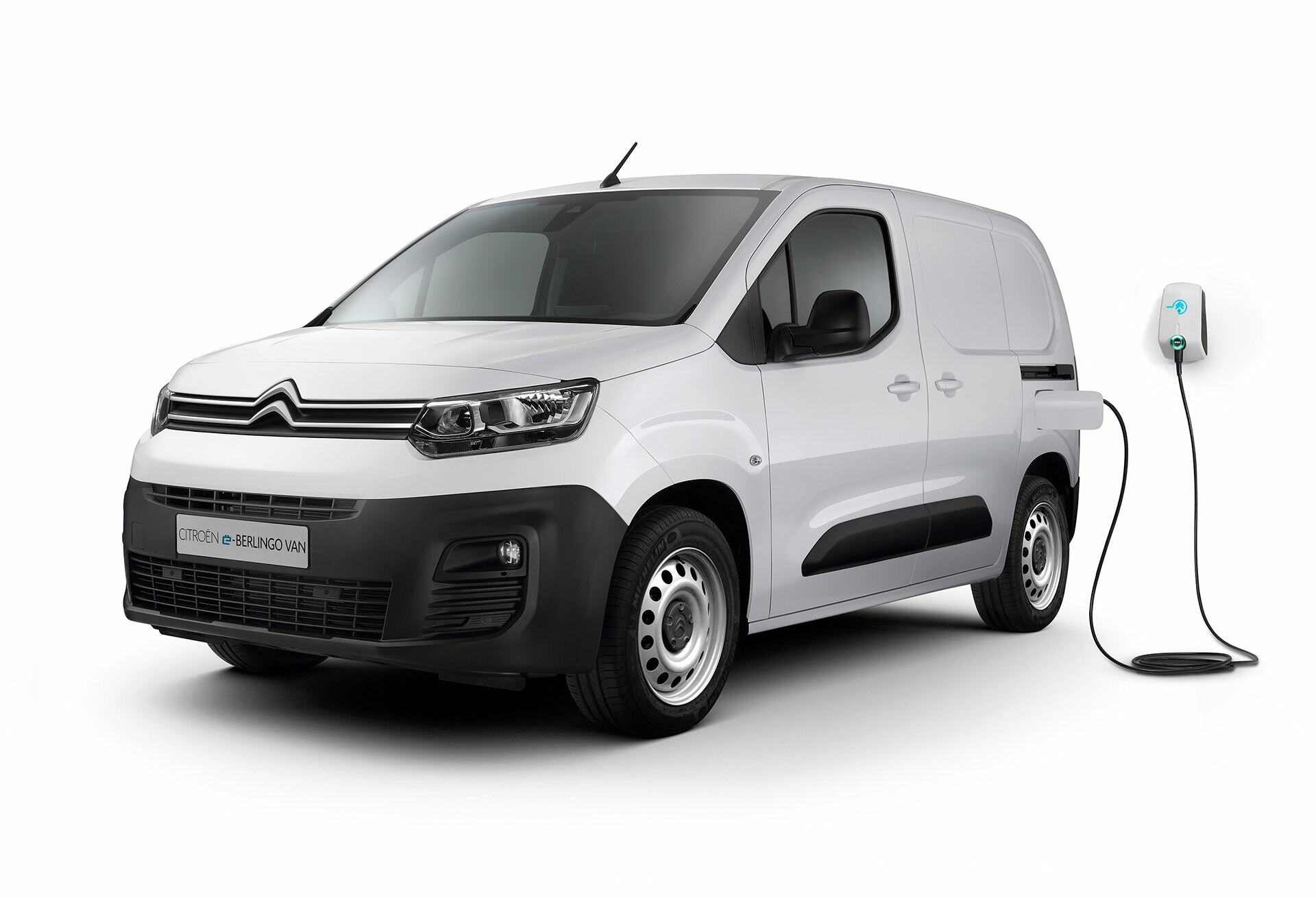 Citroën ë-Berlingo conectado a punto de carga, vista delantera y lateral.