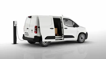 Vista lateral del ë-Berlingo mientras se carga, puertas abiertas revelan el interior.