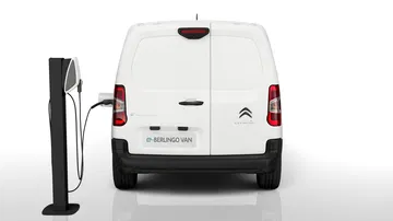 Vista posterior del ë-Berlingo mientras carga, mostrando líneas y diseño.