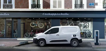 Citroën ë-Berlingo en carga en estación urbana, perfil lateral.