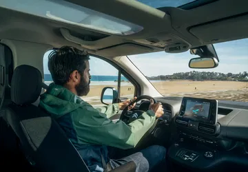 Visión del habitáculo y puesto del conductor en el Citroën Berlingo.
