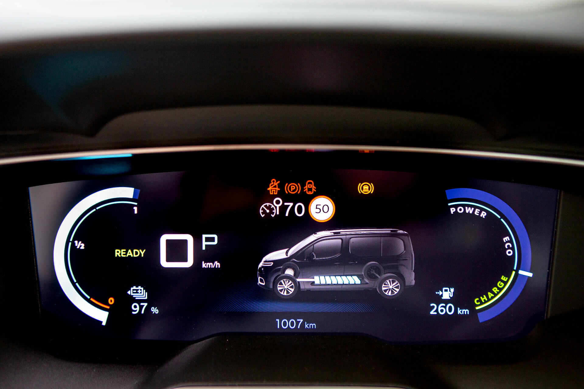 Vista del cuadro de instrumentos digital del Citroën ë-Berlingo con indicadores luminosos.