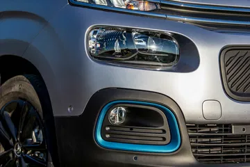 Vista cercana de la iluminación frontal y detalles distintivos del Citroën Berlingo.