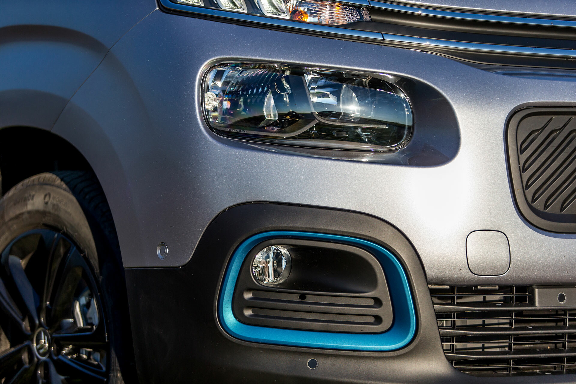 Vista cercana de la iluminación frontal y detalles distintivos del Citroën Berlingo.