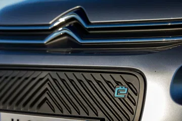 Primer plano del logo y distintivo eléctrico del ë-Berlingo.