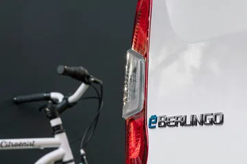Vista parcial que muestra el emblema e-Berlingo y piloto trasero.