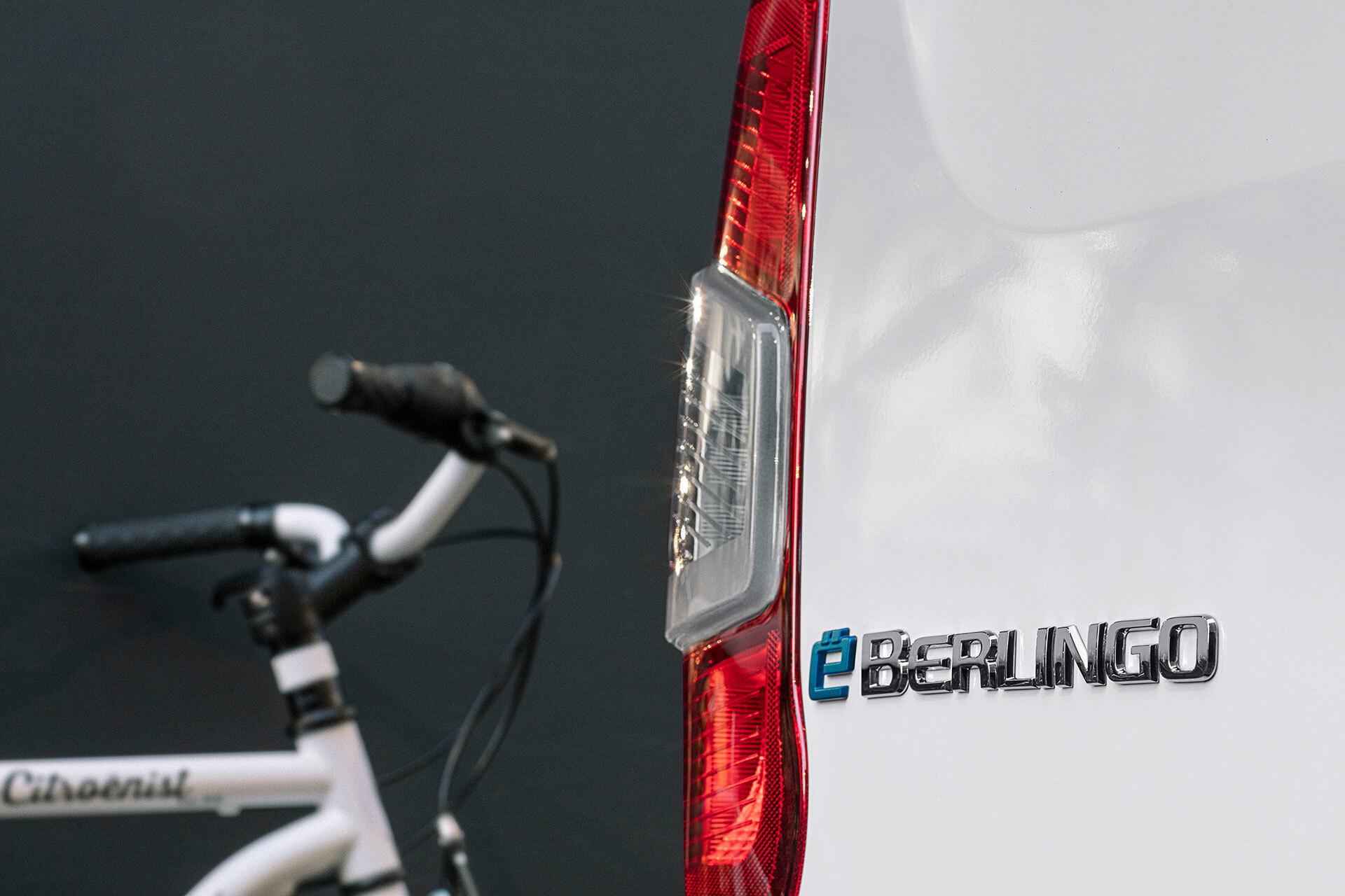 Vista parcial que muestra el emblema e-Berlingo y piloto trasero.