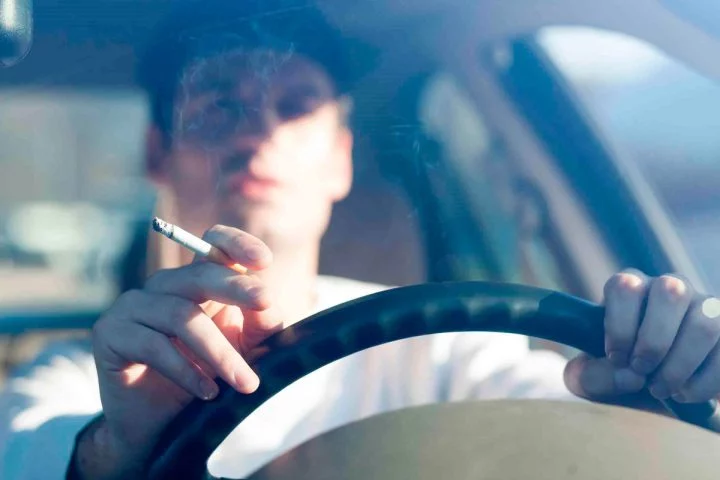 Dgt Multa Colilla Fumar Coche Conduciendo