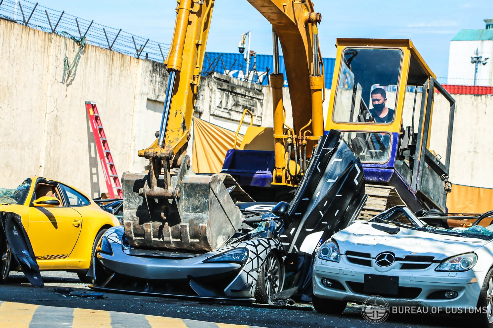 Filipinas Destruye 21 Coches Lujo 09