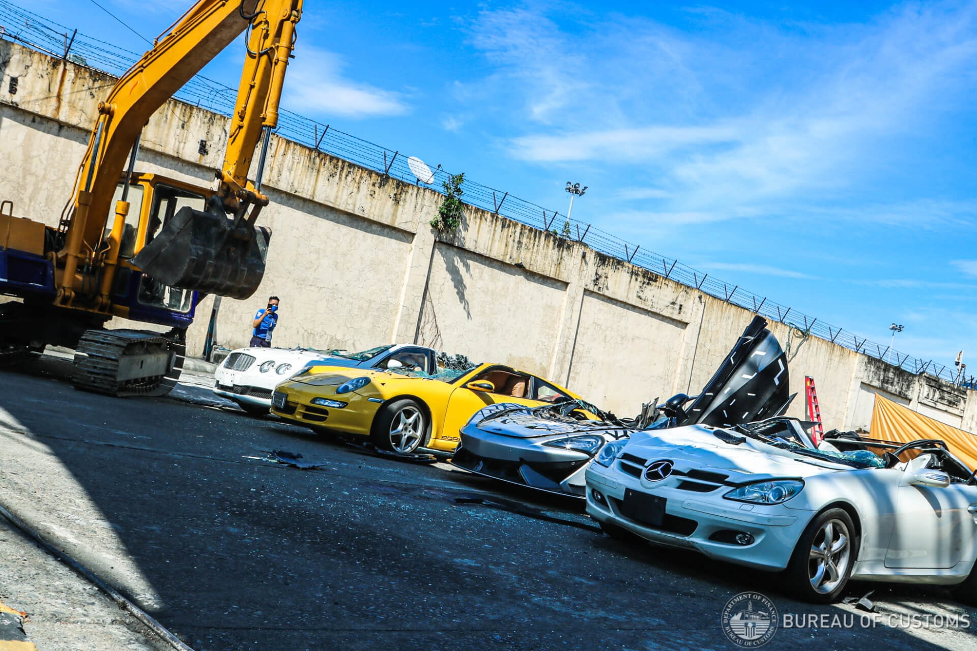 Filipinas Destruye 21 Coches Lujo 12