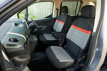 Vista del habitáculo y asientos delanteros del Citroën Berlingo.
