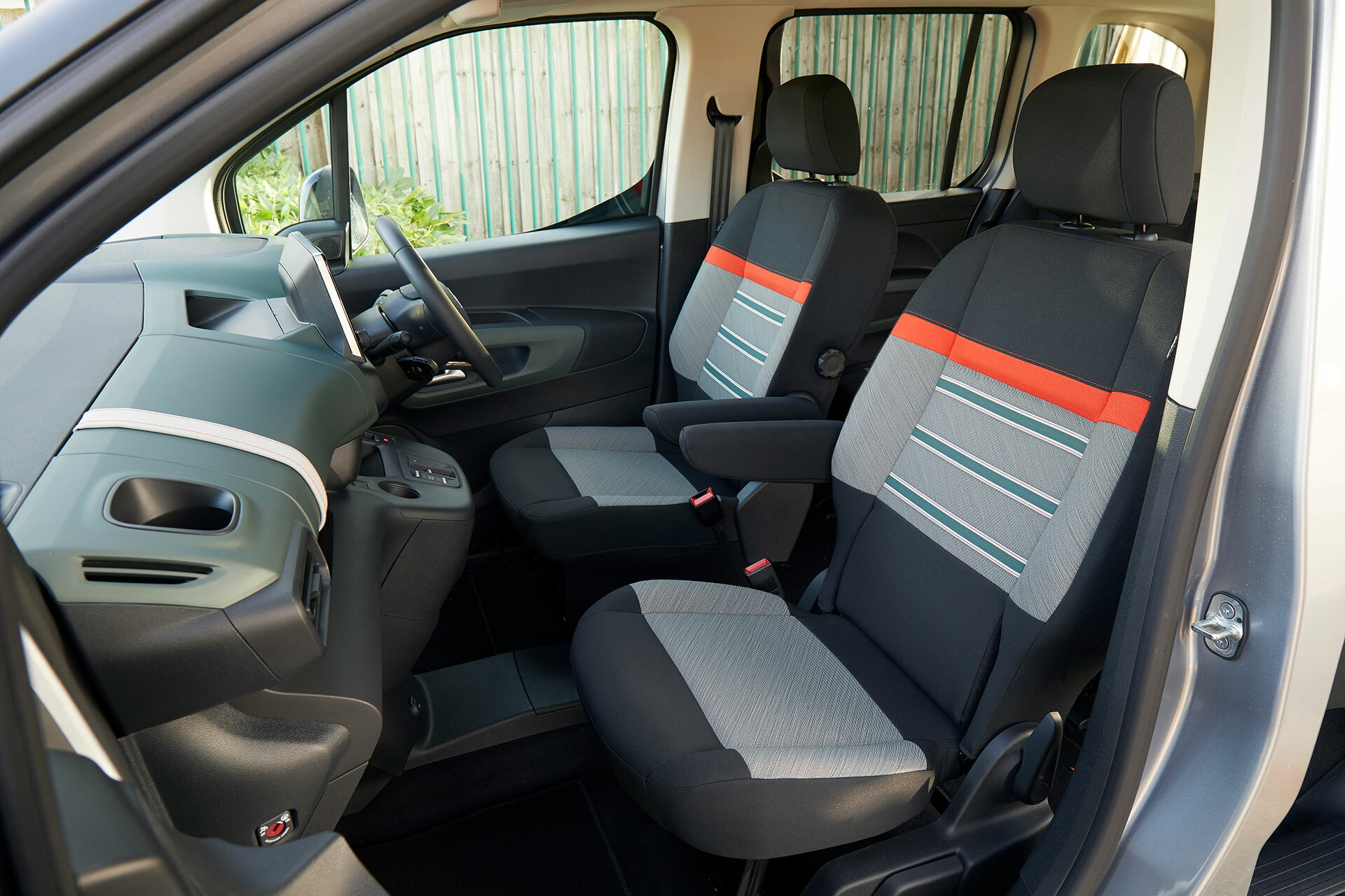 Vista del habitáculo y asientos delanteros del Citroën Berlingo.