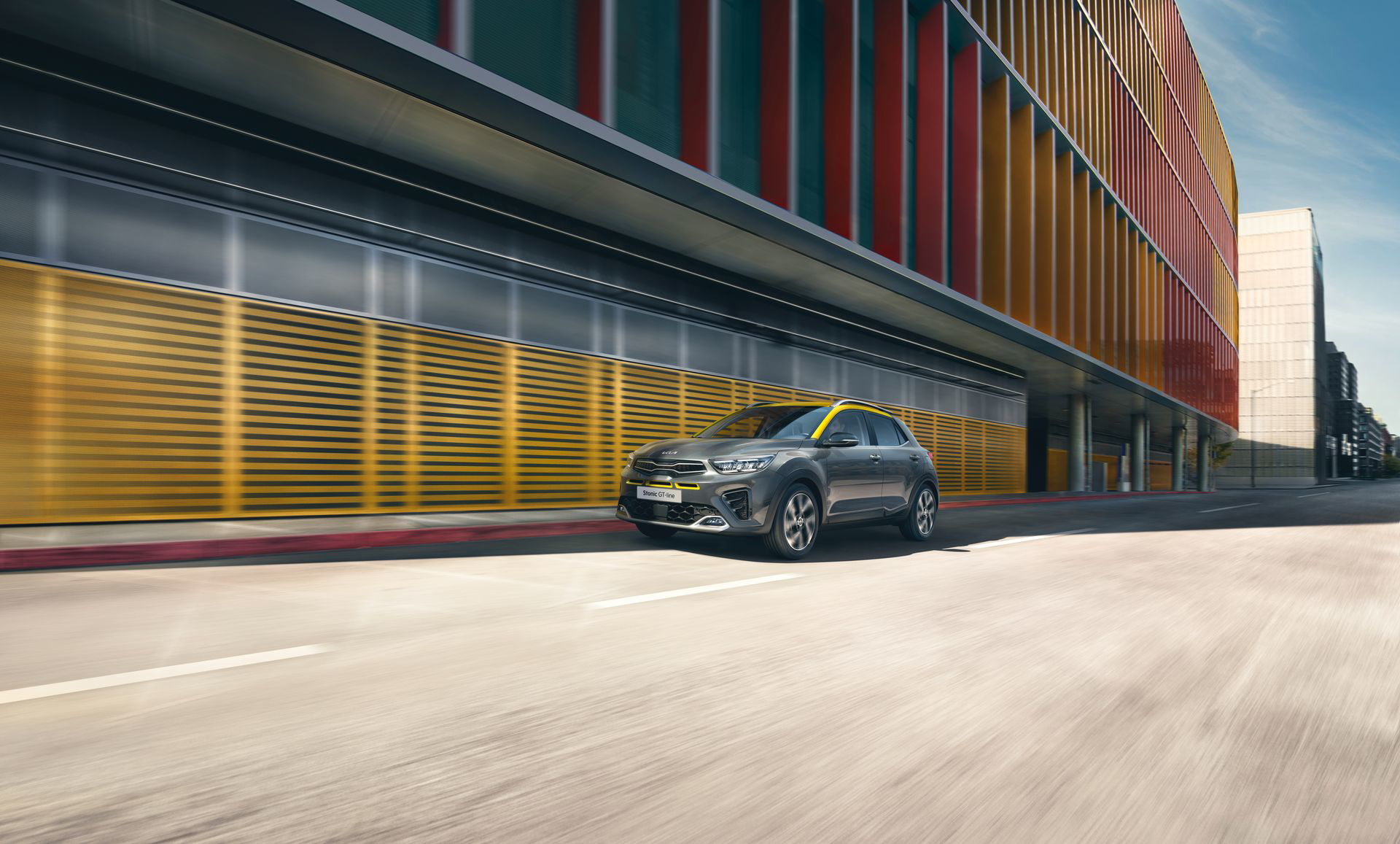 Kia Stonic capturado en movimiento, destacando su diseño frontal y lateral