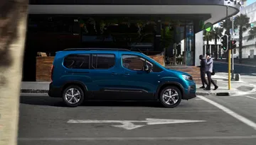 Vista lateral del Peugeot e-Rifter que muestra su línea y diseño característico.