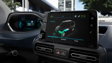 Vista del cuadro de instrumentos y sistema de infotainment del Peugeot e-Rifter.