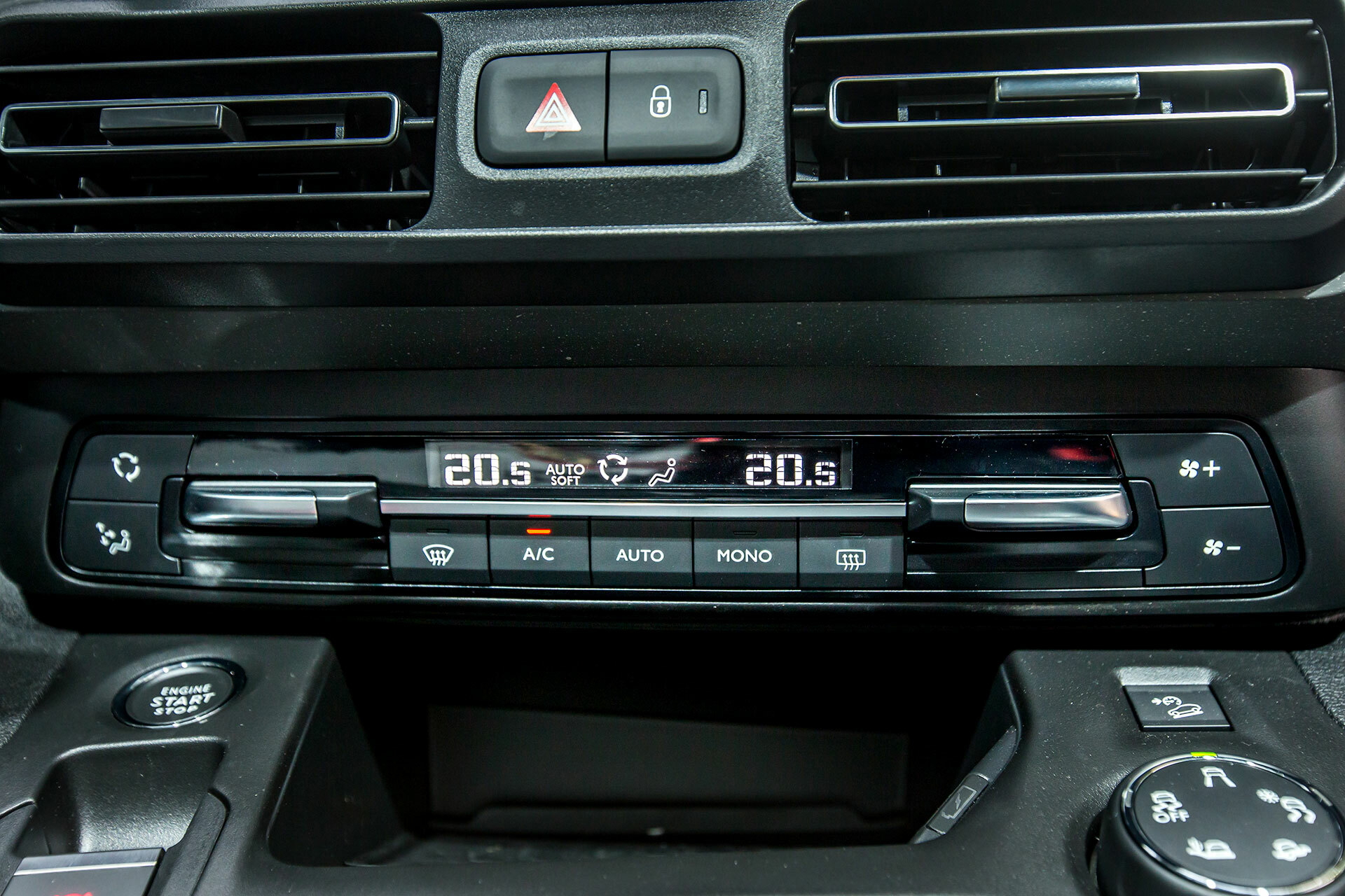 Control de climatización en el Citroën Berlingo, con pantalla digital.