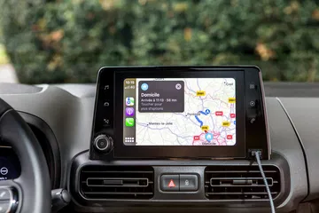Vista del sistema de infotainment con pantalla táctil en Citroën Berlingo.