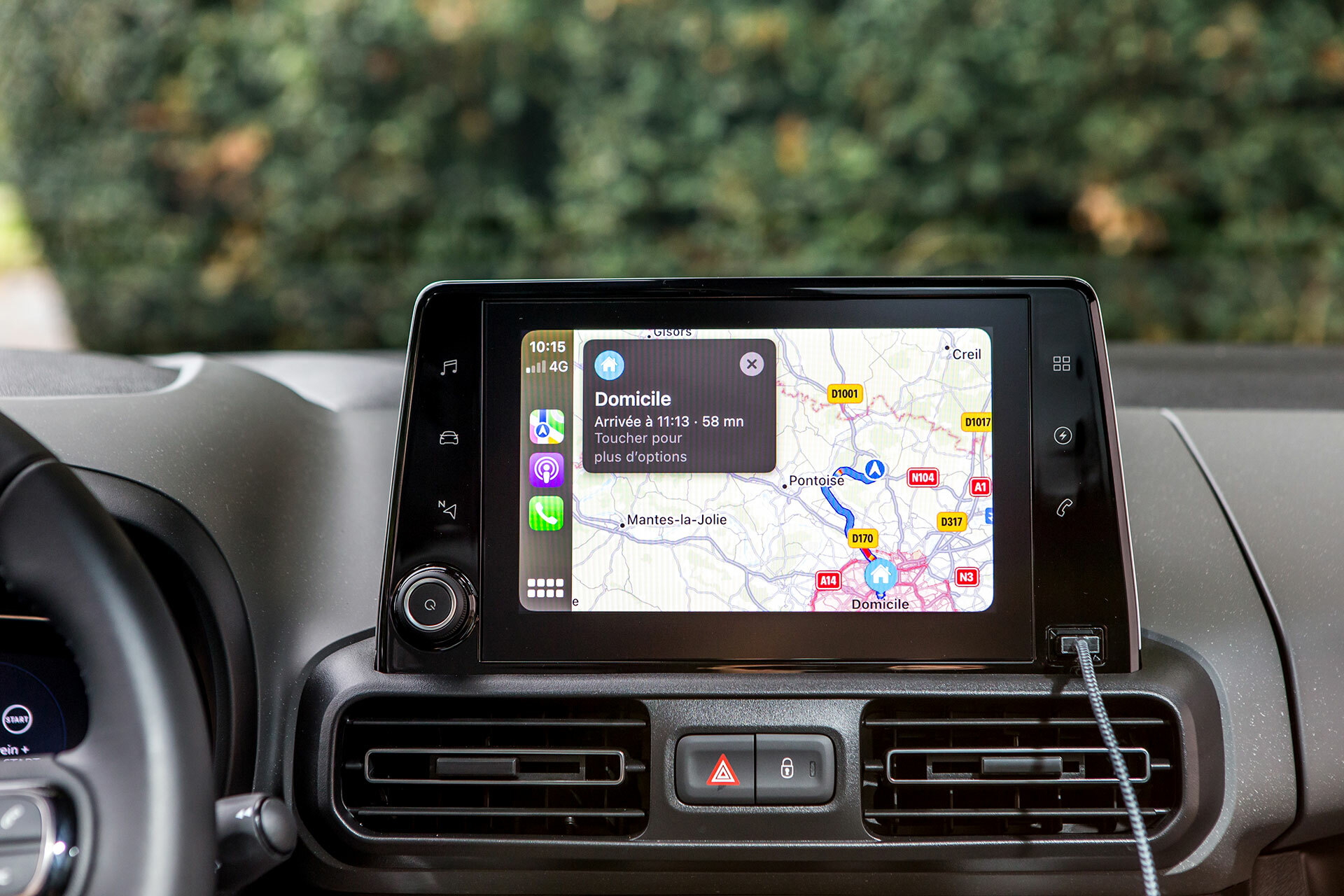 Vista del sistema de infotainment con pantalla táctil en Citroën Berlingo.