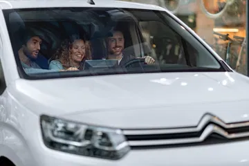 Vista frontal del Citroën Berlingo con ocupantes, enfatizando su diseño familiar.