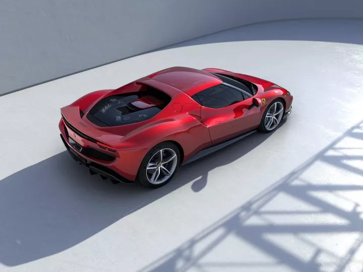 Vista trasera y lateral del Ferrari 296 GTB mostrando su icónico diseño.