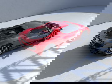 Vista trasera y lateral del Ferrari 296 GTB mostrando su icónico diseño.