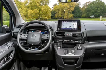 Vista del volante y sistema de infotenimiento del Citroën Berlingo.