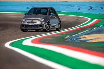 Vista dinámica del Abarth 595 en acción, enfatizando su diseño lateral agresivo.
