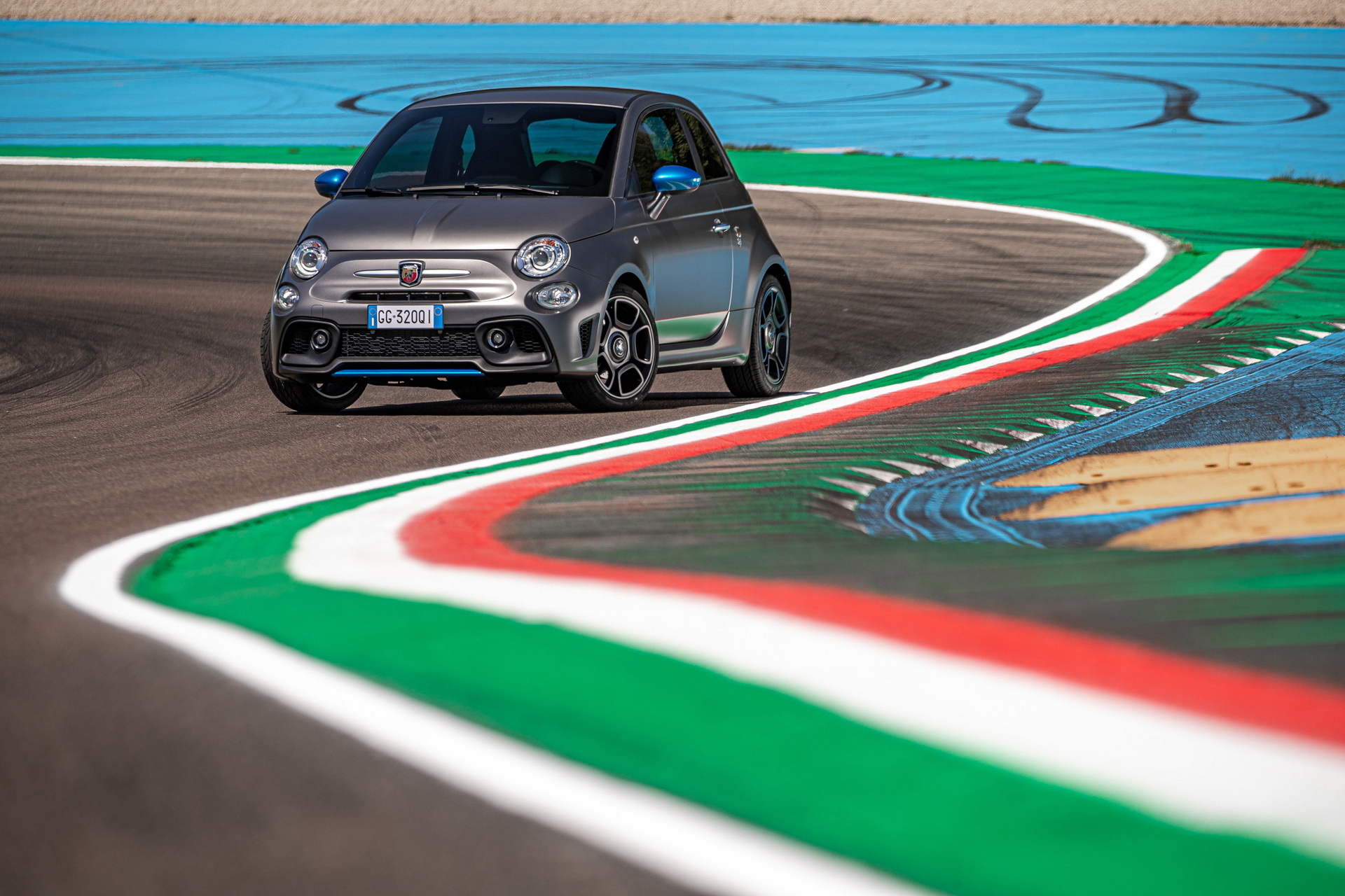 Vista dinámica del Abarth 595 en acción, enfatizando su diseño lateral agresivo.