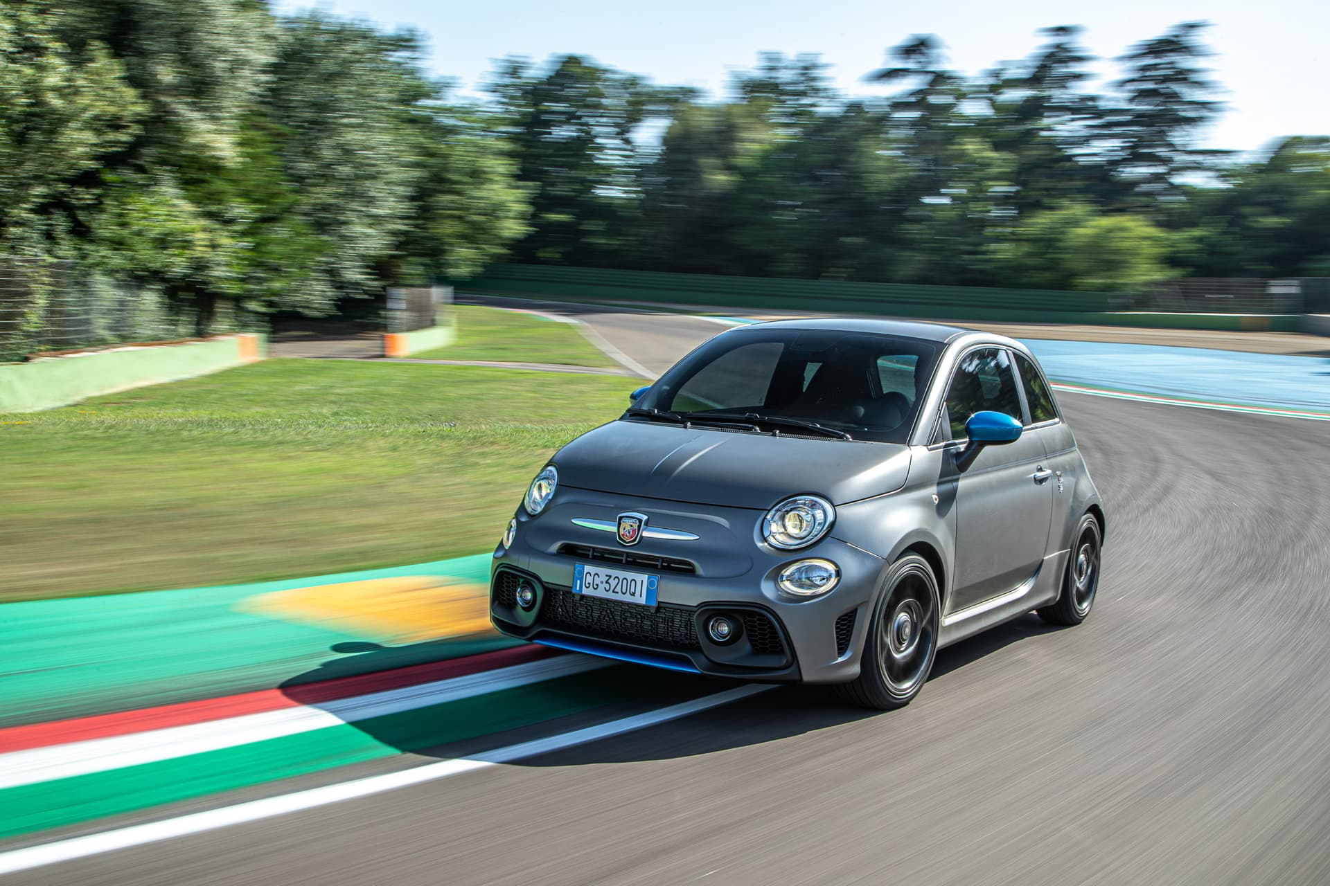 Vista lateral del Abarth 595 en acción, destacando su diseño deportivo compacto.