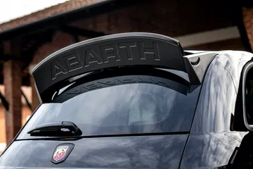 Vista en detalle del alerón trasero con inscripción Abarth 695.