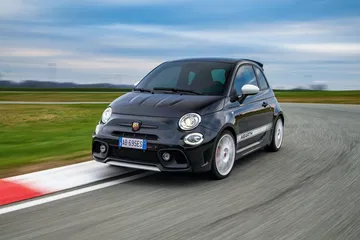 Vista dinámica del Abarth 695 en pista, destaca su agilidad y deportividad.