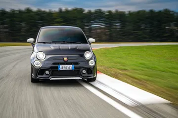 Vista dinámica del Abarth 695 en acción, destacando su frontal agresivo.
